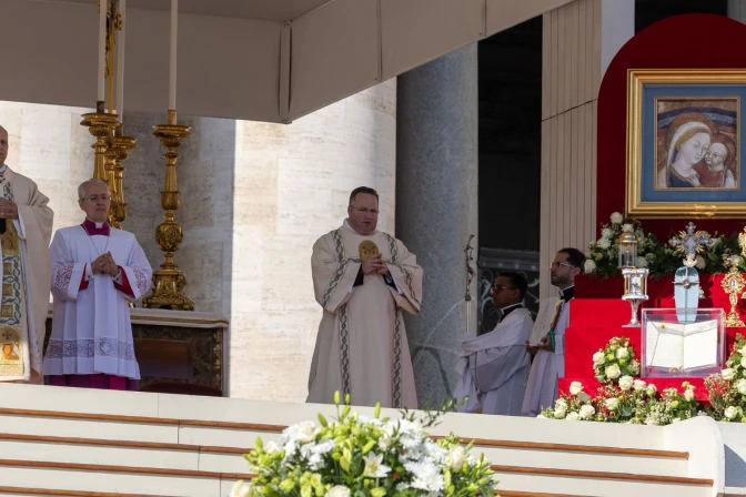 Las reliquias de los 7 nuevos santos expuestas durante la Misa de canonización del 19 de octubre