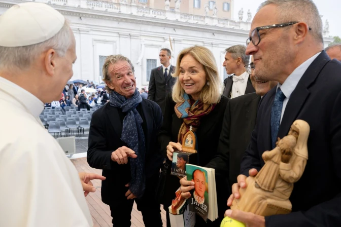 El equipo de Sólo Javier saluda al Papa León XIV