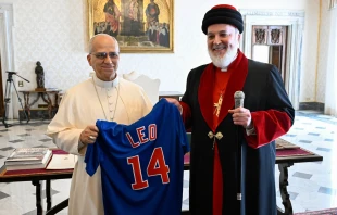 Mar Awa III entrega la camiseta de los Chicago Cubs al Papa León XIV Crédito: Vatican Media