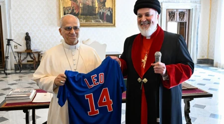 Mar Awa III entrega la camiseta de los Chicago Cubs al Papa León XIV