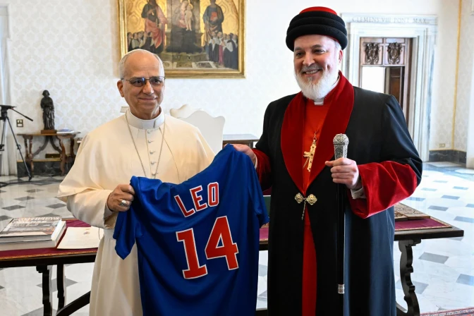 Mar Awa III entrega la camiseta de los Chicago Cubs al Papa León XIV