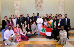 El Papa León XIV con los jóvenes de International Youth Advisory Body (IYAB) Crédito: Vatican Media
