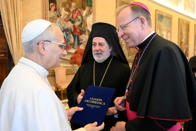 Mons. Gintaras Grušas y el Arzobispo Nikitas Lioulias presentan el documento al Papa León XIV