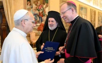 Mons. Gintaras Grušas y el Arzobispo Nikitas Lioulias presentan el documento al Papa León XIV