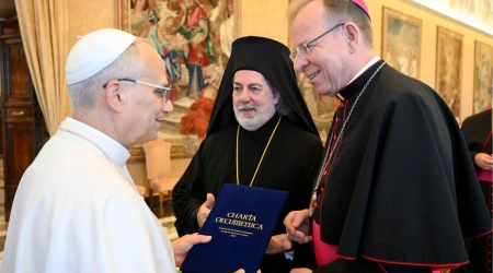 Mons. Gintaras Grušas y el Arzobispo Nikitas Lioulias presentan el documento al Papa León XIV