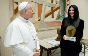 El Papa recibe a Laura Pausini Crédito: Vatican Media