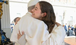 Imagen referencia del Papa León XIV abrazando a una adolescente