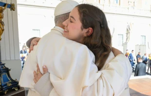 Imagen referencia del Papa León XIV abrazando a una adolescente Crédito: Vatican Media