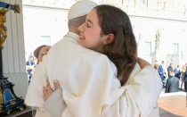 Imagen referencia del Papa León XIV abrazando a una adolescente