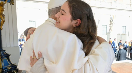 Imagen referencia del Papa León XIV abrazando a una adolescente