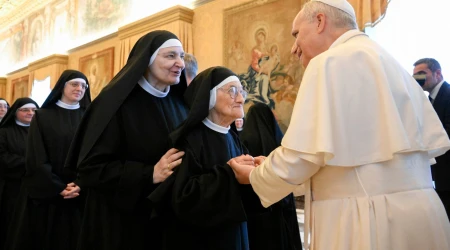El Papa recibe a monjas agustinas de clausura en el Vaticano