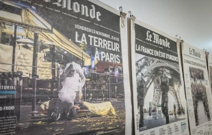 La prensa francesa informa sobre la fatídica noche del 13 de noviembre de 2015 Crédito: BalkansCat/Shutterstock