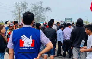 Representantes de la Defensoru00eda del Pueblo llegan para disuadir a los manifestantes. Cru00e9dito: ANDINA/Difusiu00f3n 