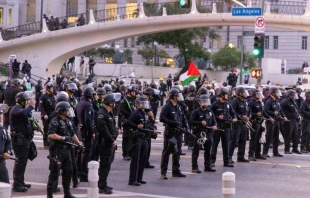Manifestación del Departamento de Policía de Los Ángeles (LAPD) al entrar en vigor el toque de queda en Los Ángeles el 10 de junio de 2025, tras días de protestas en respuesta a operativos federales de inmigración que provocaron enfrentamientos en el centro de la ciudad. Crédito: BENJAMIN HANSON/Middle East Images/AFP vía Getty Images