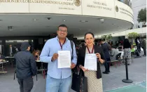 Uriel Esqueda de Actívate y Pilar Rebollo de Pasos por la Vida con documento que prueba que no hay mujeres en la cárcel por abortar.