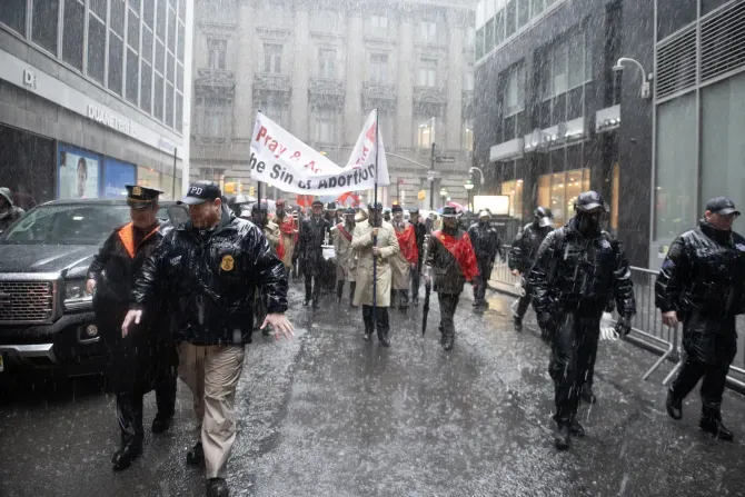 Providas marchan por el Bajo Manhattan en medio de un fuerte aguacero y protestas a favor del aborto que requirieron una importante presencia policial el 23 de marzo de 2024.?w=200&h=150