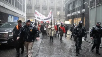 Providas marchan por el Bajo Manhattan en medio de un fuerte aguacero y protestas a favor del aborto que requirieron una importante presencia policial el 23 de marzo de 2024.