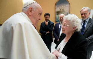 El Papa Francisco recibe a Roseline Hamel en el Vaticano Crédito: Vatican Media