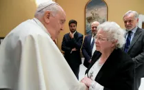 El Papa Francisco recibe a Roseline Hamel en el Vaticano