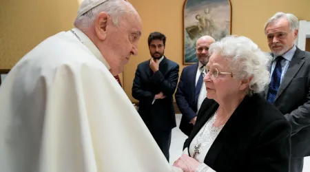 El Papa Francisco recibe a Roseline Hamel en el Vaticano