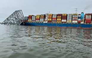 Puente Francis Scott Key en Baltimore colapsado tras el impacto de un carguero, en la madrugada del martes 26 de marzo. Crédito: FBI Baltimore Field Office / Dominio público.