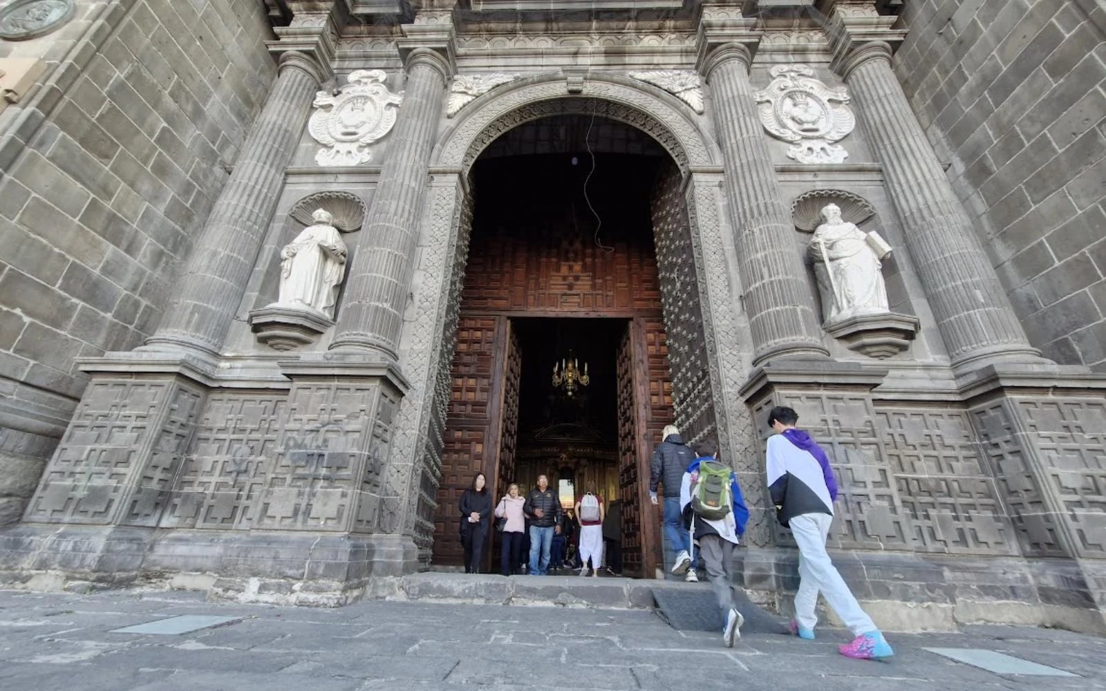 Fieles cruzan la "Puerta del Perdón" de la Catedral de Puebla (México).?w=200&h=150