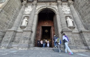 Fieles cruzan la "Puerta del Perdón" de la Catedral de Puebla (México). Crédito: David Ramos/EWTN News.