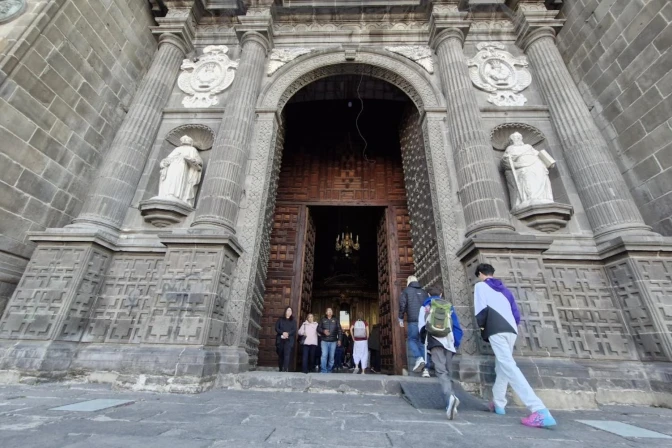 Puerta jubilar de la Catedral de Puebla