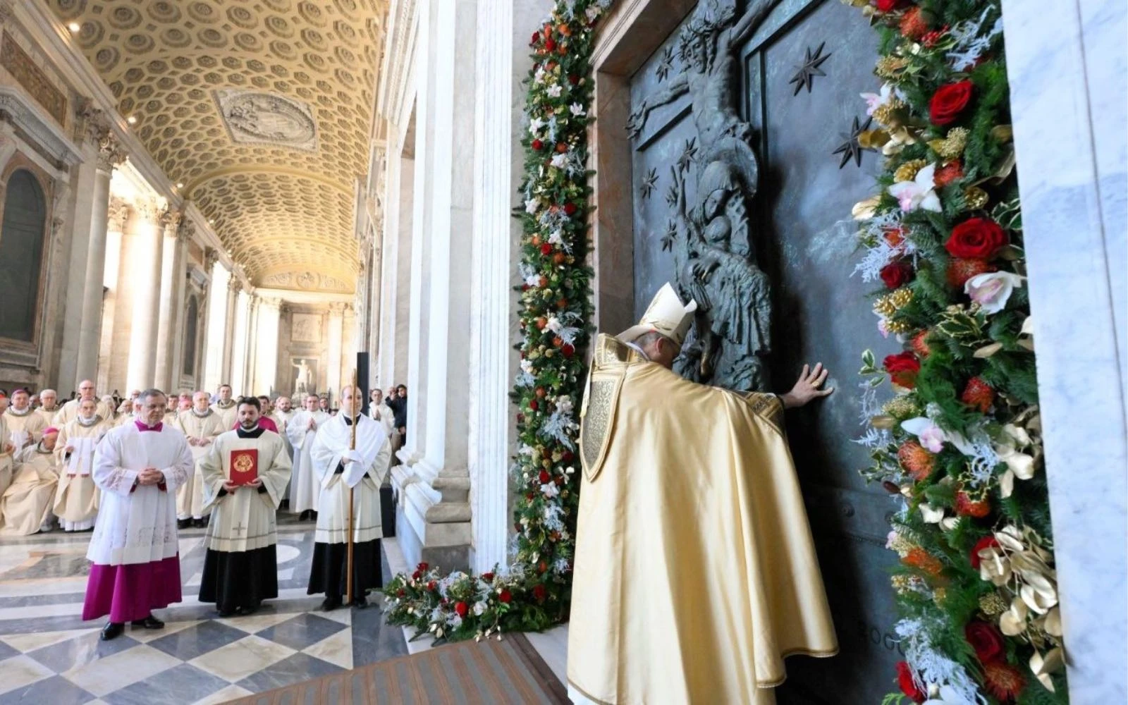 El Cardenal Baldassare Reina abre la Puerta Santa de la Basílica de San Juan de Letrán, el 29 de diciembre de 2024.?w=200&h=150