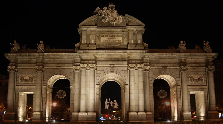 Puerta de Alcalá con decoración de la Sagrada Familia. ?w=200&h=150