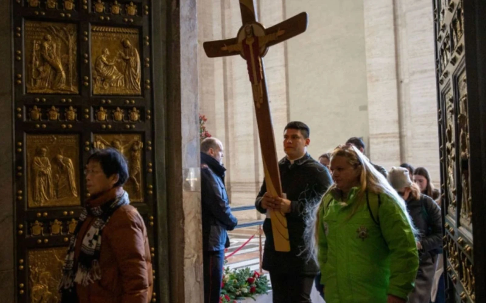 Fieles atraviesan la Puerta Santa de la Basílica de San Pedro?w=200&h=150
