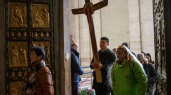 Fieles atraviesan la Puerta Santa de la Basílica de San Pedro