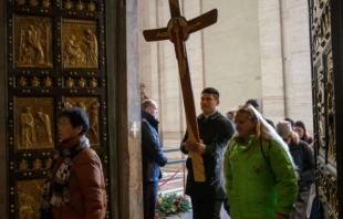 Fieles atraviesan la Puerta Santa de la Basílica de San Pedro Crédito: Daniel Ibañez/ EWTN News