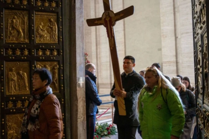 Fieles atraviesan la Puerta Santa de la Basílica de San Pedro