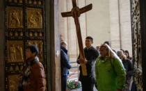 Fieles atraviesan la Puerta Santa de la Basílica de San Pedro