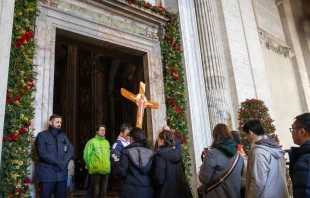 Peregrinos atraviesan la Puerta Santa de San Pedro durante el Jubileo de la Esperanza Crédito: Daniel Ibáñez/ EWTN News