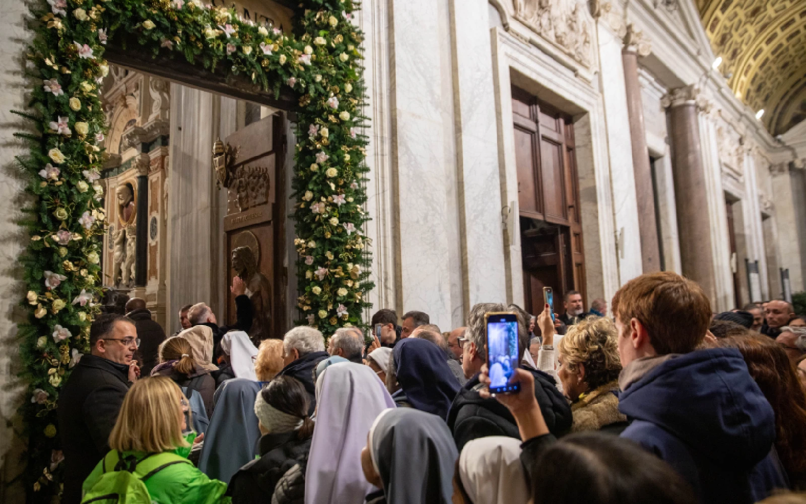 Peregrinos de todo el mundo pasando por la Puerta Santa de la Basílica de Santa María la Mayor.?w=200&h=150