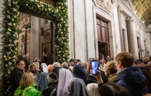 Peregrinos de todo el mundo pasando por la Puerta Santa de la Basílica de Santa María la Mayor. Crédito: Daniel Ibáñez - ACI Prensa