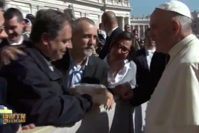 VIDEO: Presos regalan al Papa Francisco el “Queso del perdón”