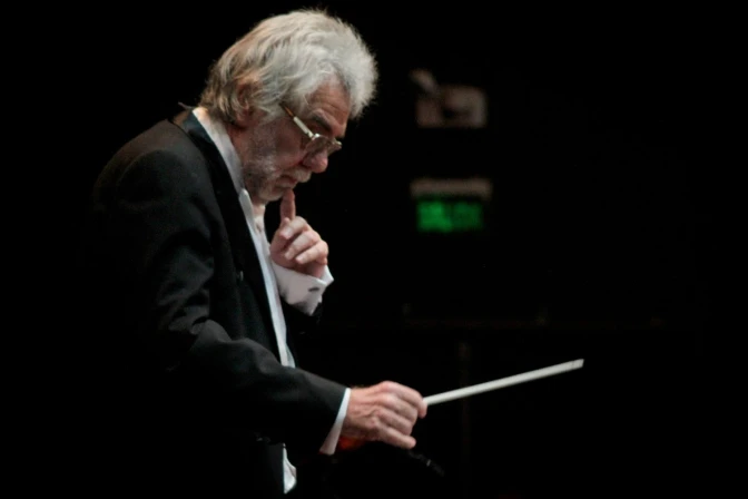 El maestro José Quezada Macchiavello.