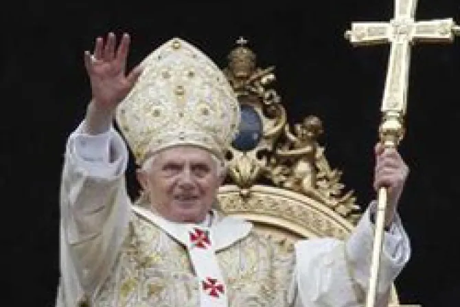 El Papa Benedicto bendice "a la ciudad y al mundo" por la Pascua de Resurrección