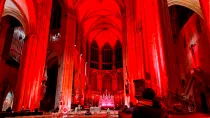 Catedral de Ratisbona, Alemania, durante la celebración de la #RedWeek.