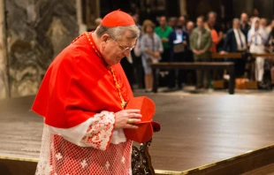 El Cardenal Raymond Burke inclina la cabeza en oración durante la peregrinación Summorum Pontificum en el Vaticano, el 7 de septiembre de 2017. Crédito: PIGAMA / Shutterstock.