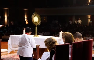 Adoración Eucarística durante el Congreso Eucarístico Nacional 2024 en Ecuador. Crédito: Conferencia del Episcopado Dominicano.