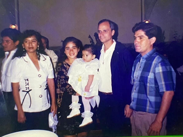 Bautismo de Mildred. En la fotografía se observa a un joven Robert Prevost. Crédito: Mildred Camacho