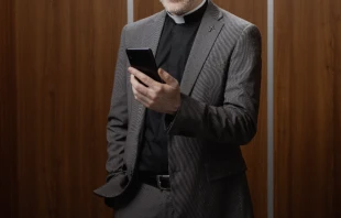 Imagen referencial de un sacerdote en redes sociales. Crédito: Stokkete / Shutterstock