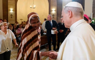 El Papa León XIV saluda a una refugiada que es atendida por la diócesis italiana de Albano. Crédito: Vatican Media.