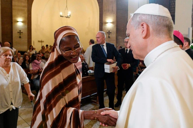 El Papa León XIV saluda a una refugiada que es atendida por la diócesis italiana de Albano.