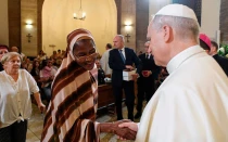 El Papa León XIV saluda a una refugiada que es atendida por la diócesis italiana de Albano.