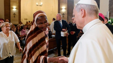 El Papa León XIV saluda a una refugiada que es atendida por la diócesis italiana de Albano.
